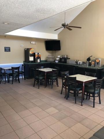 Super 8 By Wyndham Orangeburg North Motel Exterior photo
