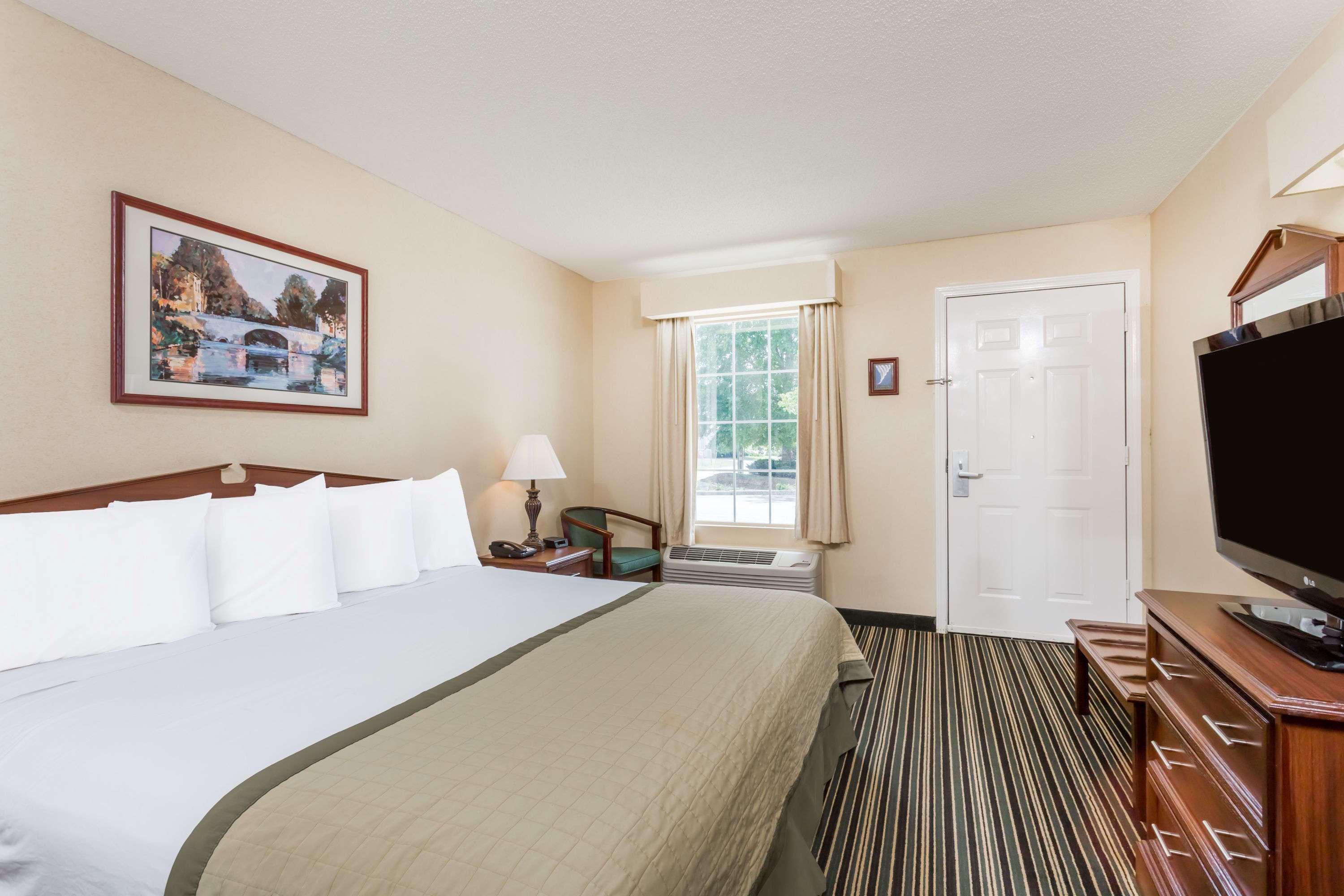 Super 8 By Wyndham Orangeburg North Motel Exterior photo
