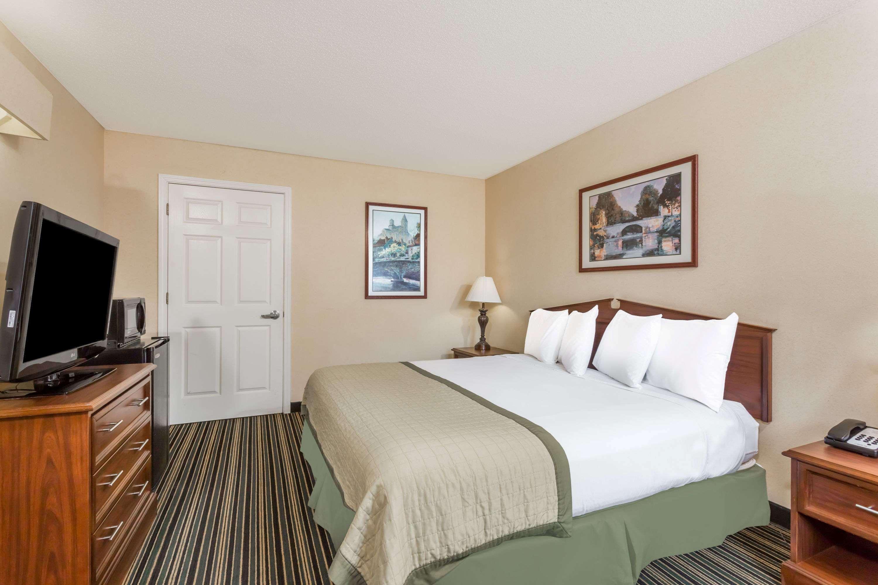 Super 8 By Wyndham Orangeburg North Motel Exterior photo